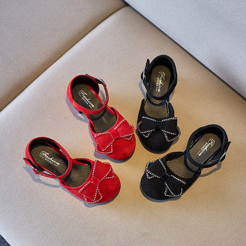 

Летние туфли в Корейском стиле для девочек, обувь на низком каблуке, детские модные замшевые сандалии, кожаные туфли принцессы с бантиками и стразами на липучке для девочек