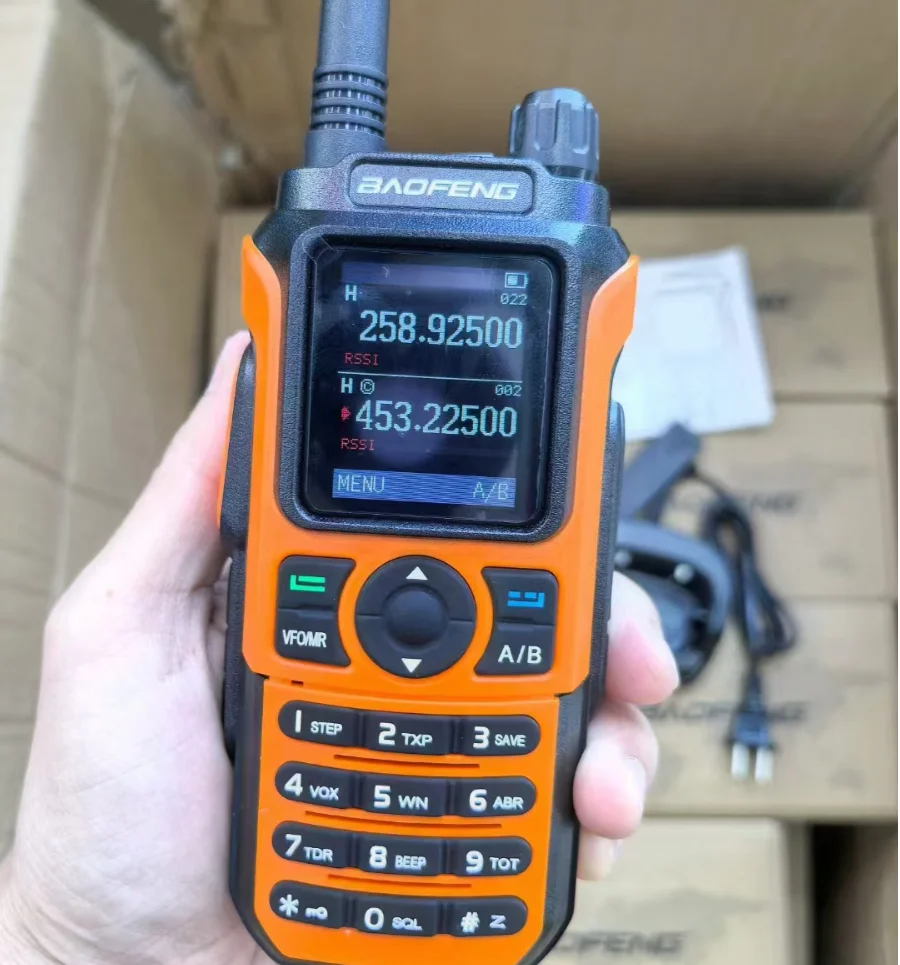 Baofeng UV-21PRO walkie-talkie com ligação de uma tecla, carregamento direto tipo C, passeio autônomo de três bandas