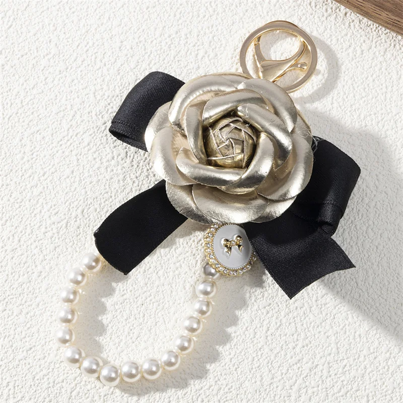 Elegant PU Leather Rose Camellia Flowers Imitation Pearls Chain Keychain For Women Trinket Ring Car Bag Pendent Charm