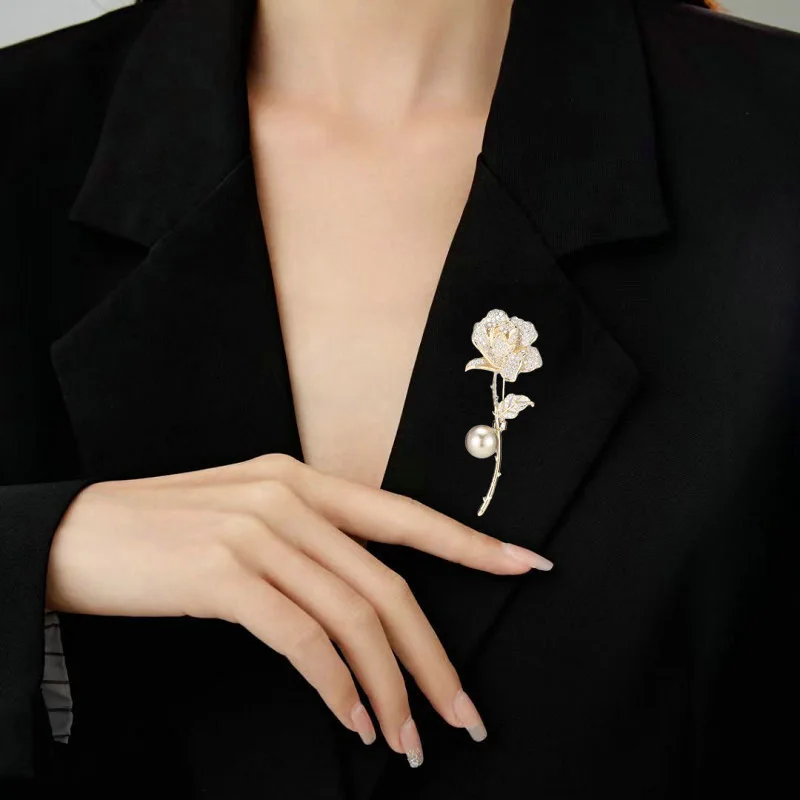 

A light luxury and exquisite rose pearl brooch, a versatile accessory for elegant coats and jackets