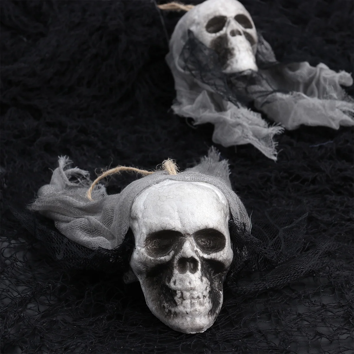 

3 Pcs Halloween Props Creepy Haunted Supplies Hanging Skull Grey