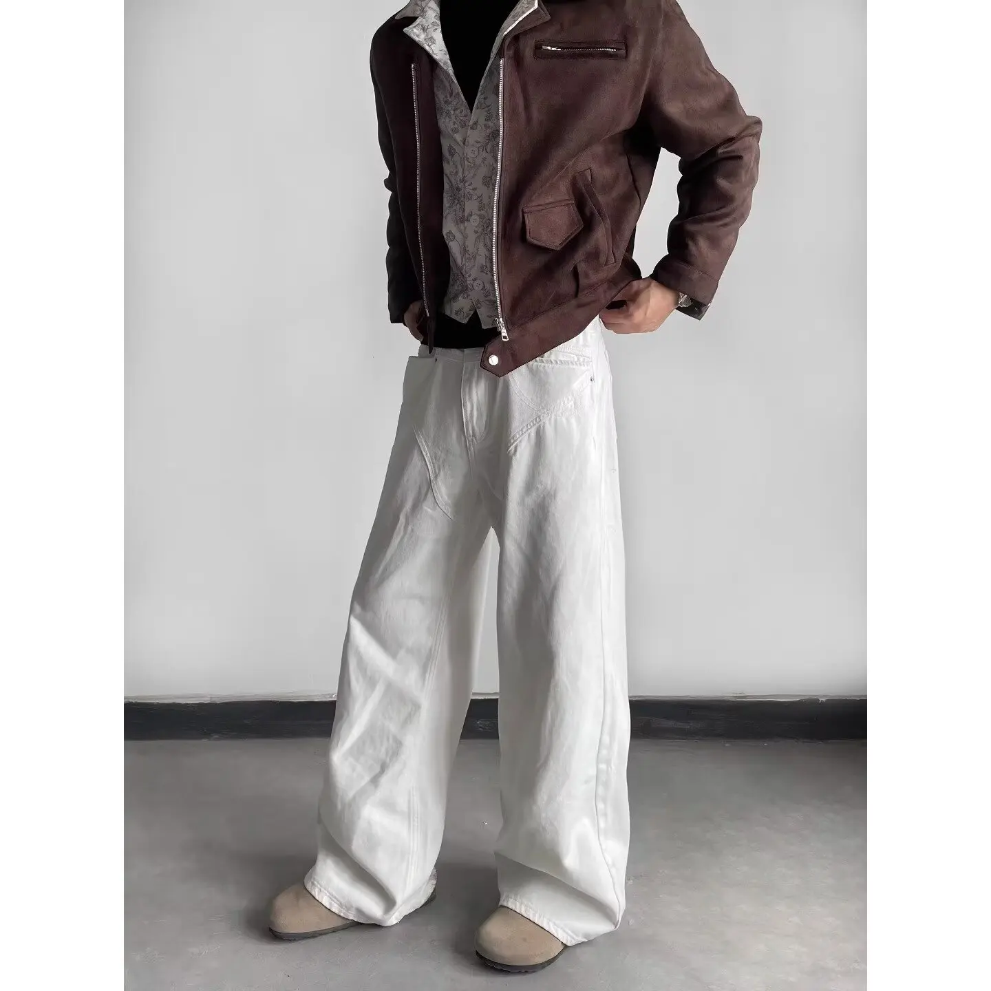 

Мужские джинсы с высокой талией и широкими штанинами, свободные, складывающиеся, стройнящие, прикрывающие бедра, струящиеся, прямые, в пол