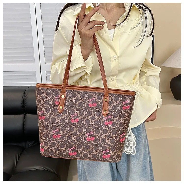 

Высококачественная женская большая сумка из тонкой кожи с высококачественным качеством и известным пригородным стилем.