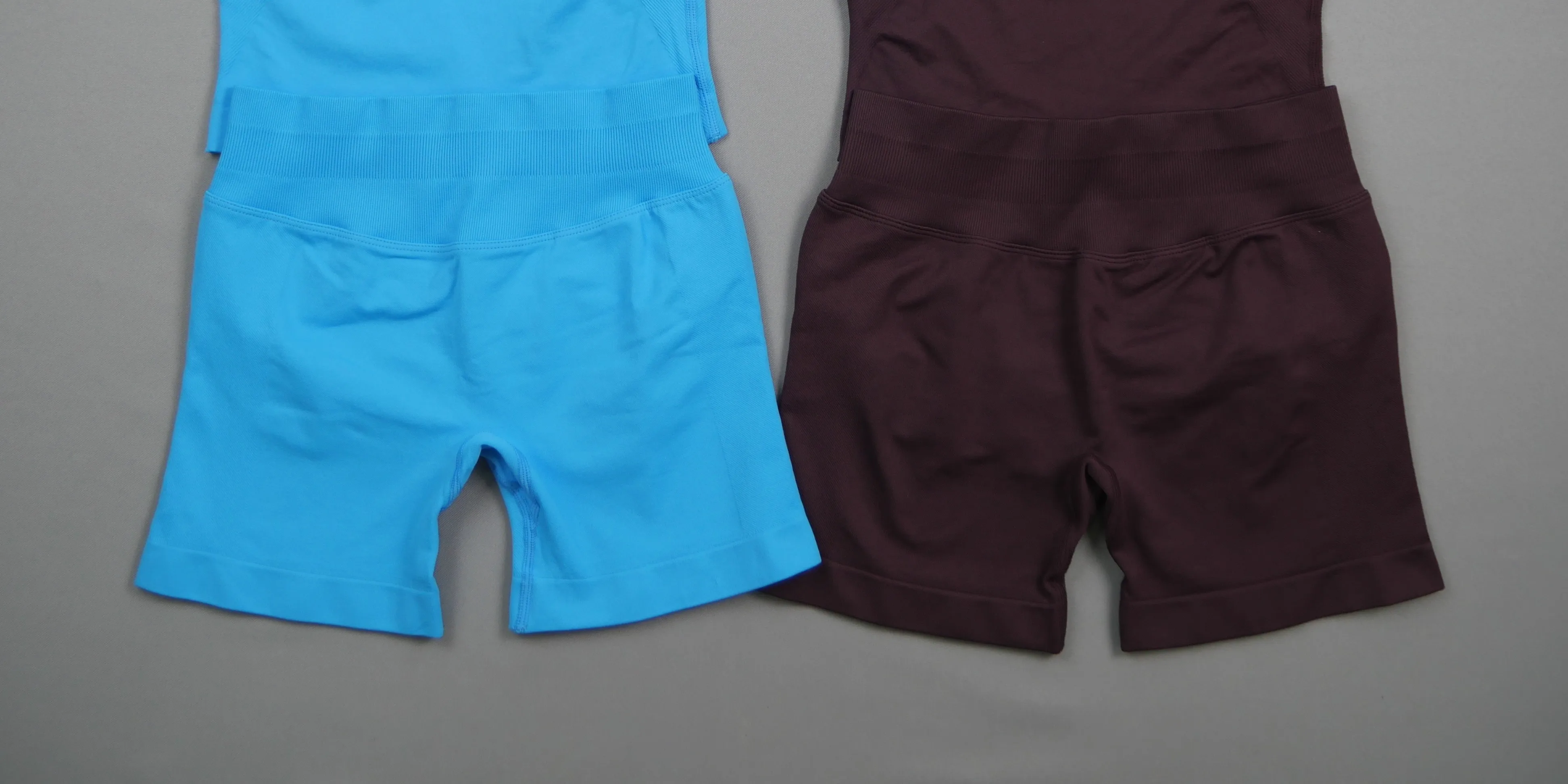 Nahtloses 2-Teiliges Yoga-Set für Damen, Langes Tanktop mit Breiten Trägern, Bauchkontrolle, Hochtaillierte Shorts, Schnelltrocknend, Hochelastisch, für Fitness – Detail 9
