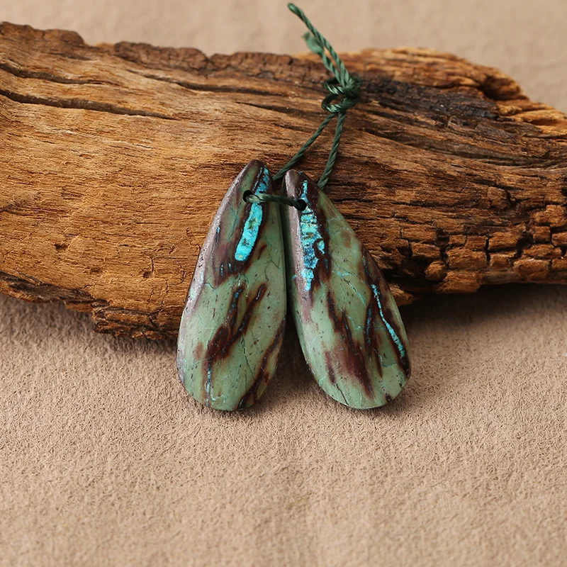 

Натуральные бусины из хризоколлы в форме длинной капли для изготовления украшений, бусины из натуральных камней ручной работы 29*12*4 мм 3,5 г