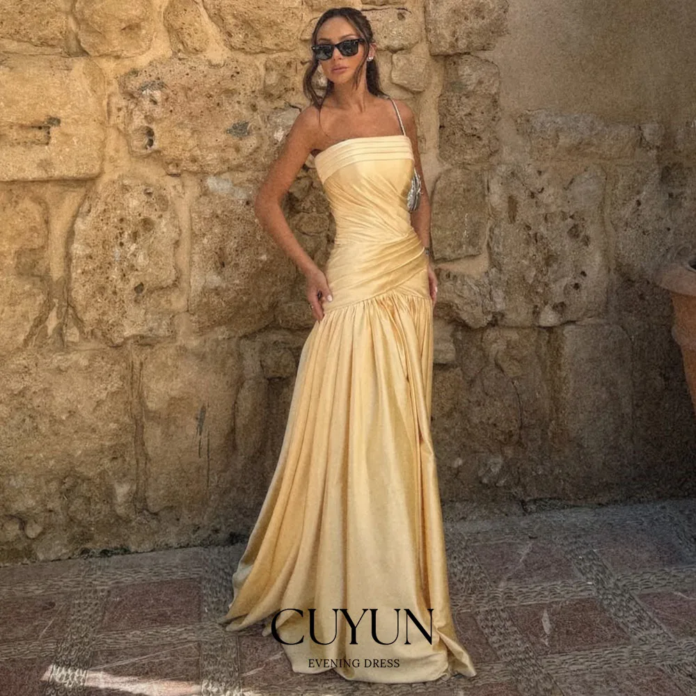 CUYUN ゴールデンサテン女性フォーマルイブニングドレスストラップレスプリーツロングウエディングパーティードレスカスタマイズされたゲストウェディングパーティードレス