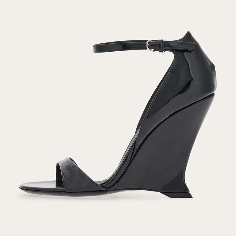 

Новые сандалии на наклонном каблуке с круглой головкой и пряжкой на ремне «рыбий рот», летние европейские и американские минималистичные женские туфли из лакированной кожи, размеры 35–43