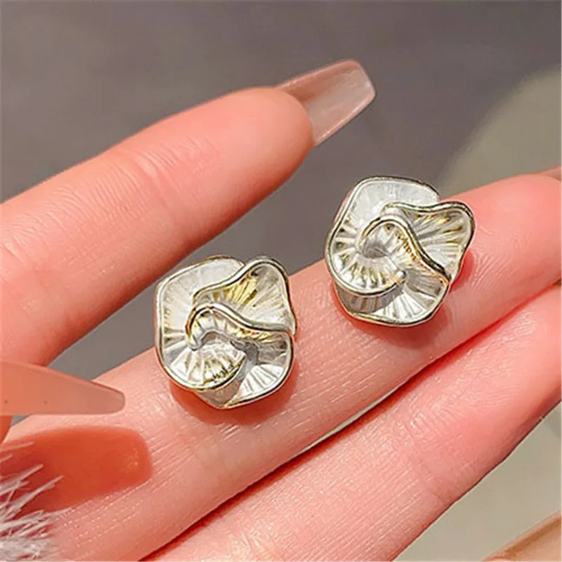 أقراط على شكل زهرة سوداء للنساء مطوية بتصميم فريد من نوعه من المينا متعددة الطبقات أقراط صغيرة على شكل زهور مجوهرات عصرية #1