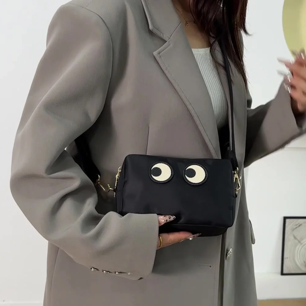 حقيبة مكياج مربعة الشكل عصرية جديدة لهذا العام مصنوعة من النايلون المقاوم للماء وجلد البقر، خفيفة الوزن ومحمولة، مع عين