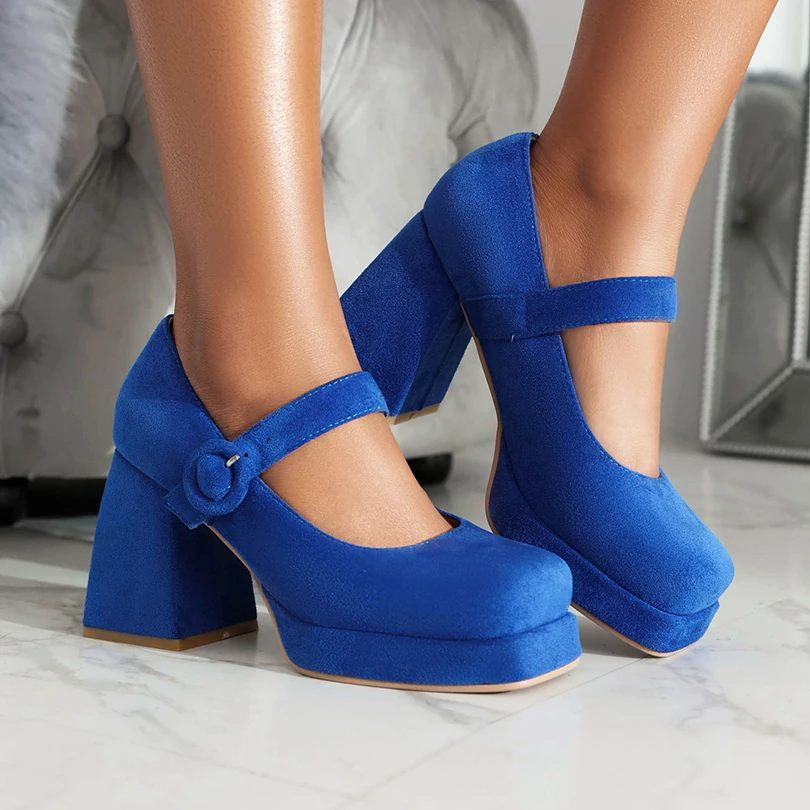 

Туфли Мэри Джейн на платформе из матового бархата больших размеров с квадратным носком, на очень высоком толстом каблуке с неглубоким горлышком и круглой пряжкой