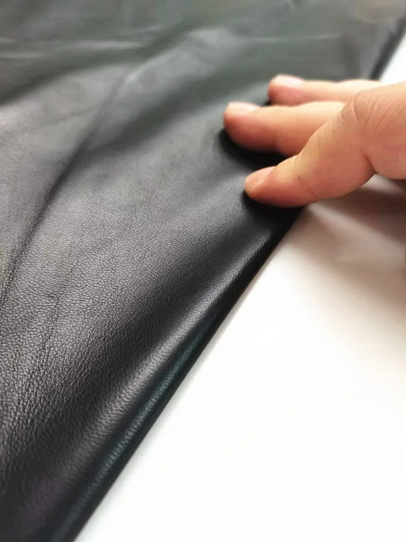 0.6 مللي متر أسود الطبقة الأولى جلد الغنم رقيقة جدا الملابس الجلدية النسيج إصلاح النسيج الجلدي بالجملة