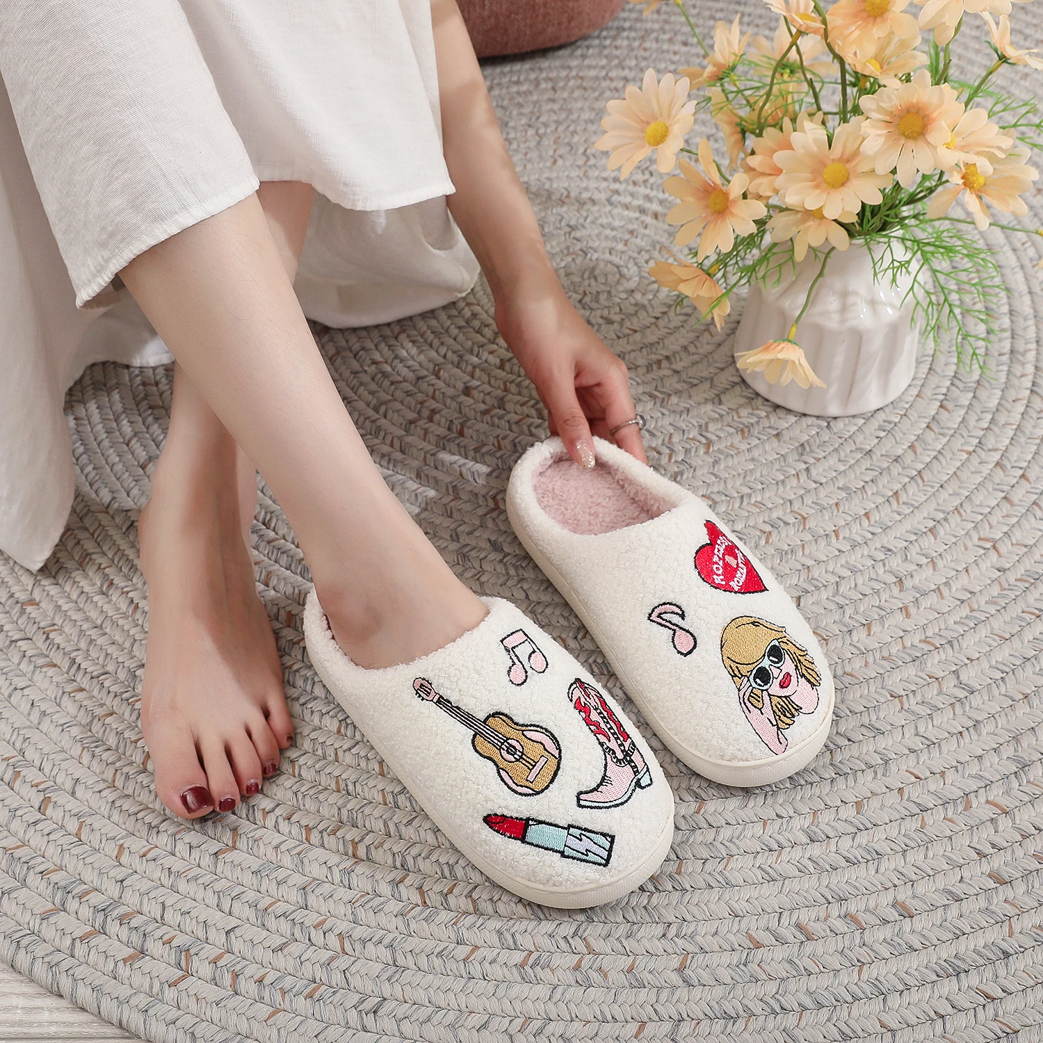 American Retro Embroidered Plush Slippers for Women with Guitar Notes, Heart, and Portrait Prints, Soft and Fluffy with a Curly Plush Interior, Non-Slip, Silent, Flat-Soled Indoor Slippers, Trendy and Unique Girl-Style Lazy Slippers, Lightweight, Comfortable, Warm Home Shoes, Popular Style, Can Be Worn Outside, Casual Slippers, High Aesthetic Appeal, Atmospheric Home Non-Slip Slippers