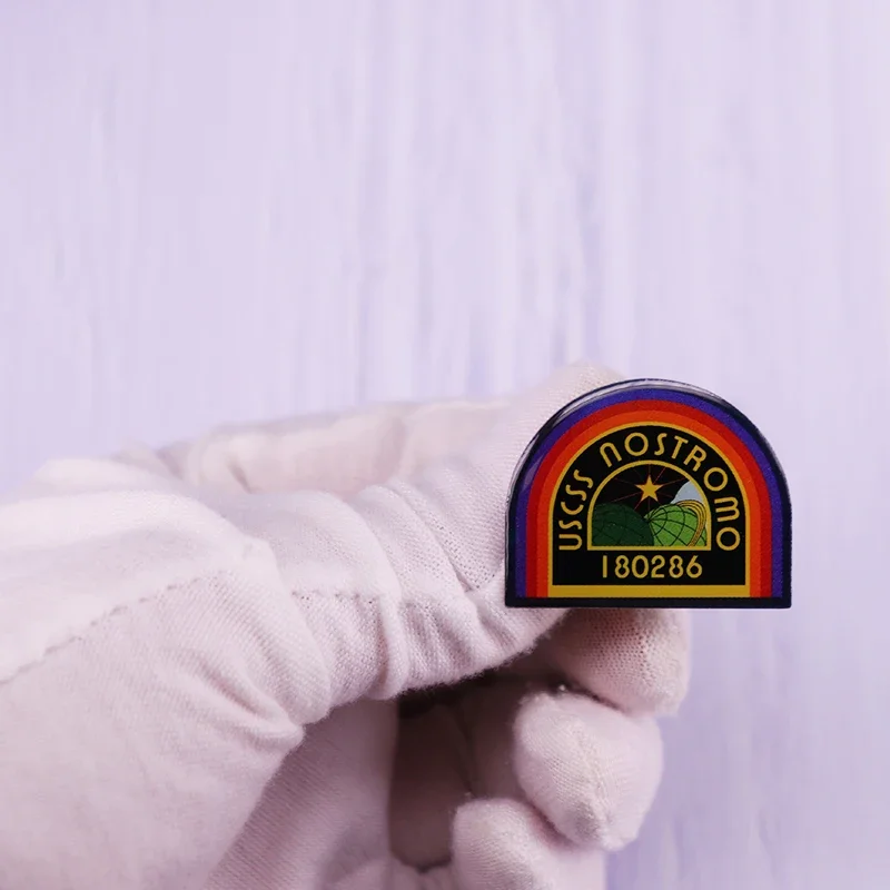 دبوس طية صدر نوسترومو ، هجوم أجنبي ، شارة بقاء ، مجوهرات ملونة عتيقة ، #3