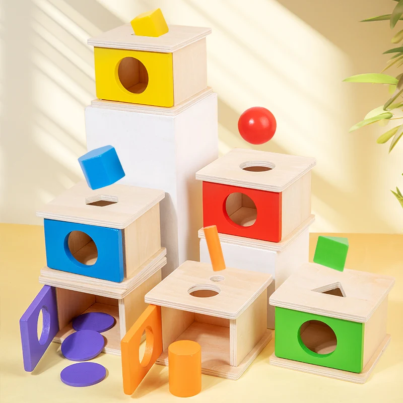 Hölzerne Form-Matching-Box, Spielzeug. Bunte Form-Sortierbox. Kinder haben eine explosionsmatching-Formen
