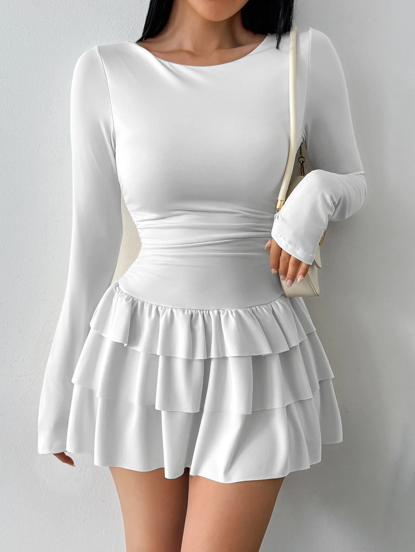 Damen-Kleid mit Rundhalsausschnitt und langen Ärmeln, figurbetont, mit geraffter Taille, mehrlagigem Rüschenrock, schmal geschnitten, Minikleid, lässig, Streetwear, Club, Party – Detail 4