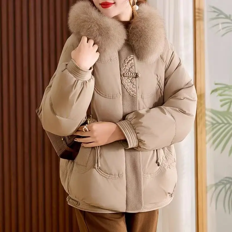 Damska krótka kurtka puchowa z bawełny, ocieplana, z grubym, ciepłym kołnierzem z futra, haftowana, z falistym wykończeniem, parka, płaszcz wierzchni.
