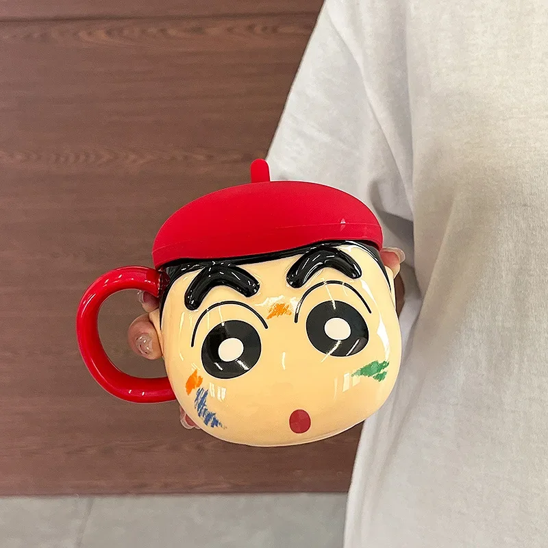 Gorro de paja Kawaii de 530ml, taza Shin-chan de Anime para niños encantadores con tapa, Taza de cerámica, taza de café resistente a altas temperaturas, regalo