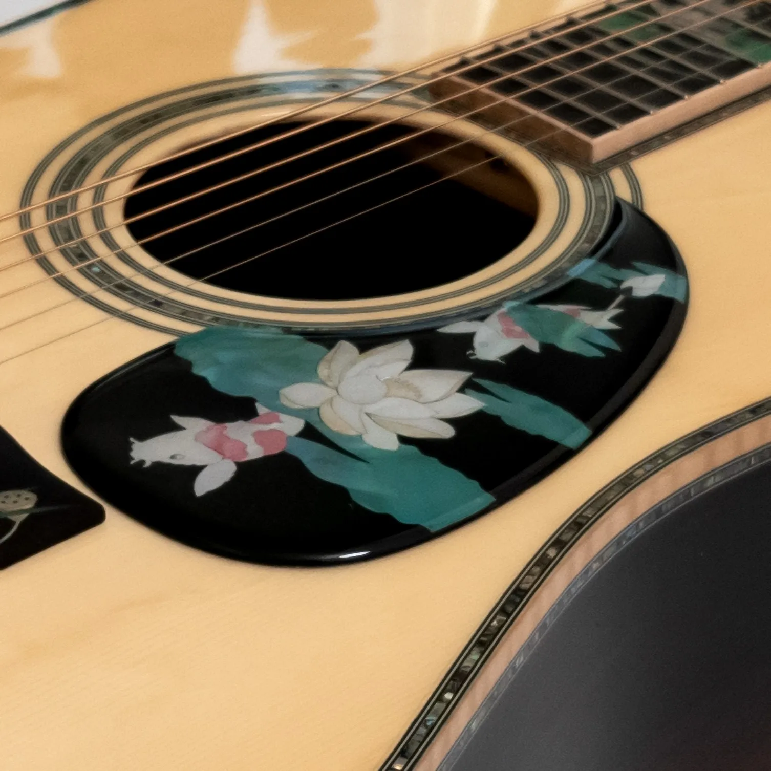 Protetor de Palheta para Violão Acústico com Incrustação de Concha de Abalone, Design de Peixe Koi e Lótus, 2mm, Autoadesivo, para Violões Estilo D45 de 40-42 polegadas