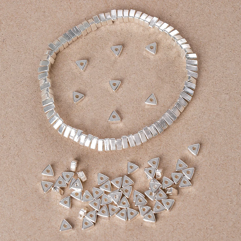 

Универсальные аксессуары своими руками: круглые, квадратные, неправильные бусины, сломанное серебро, многоугольная огранка поверхности с разбросанными бусинами.