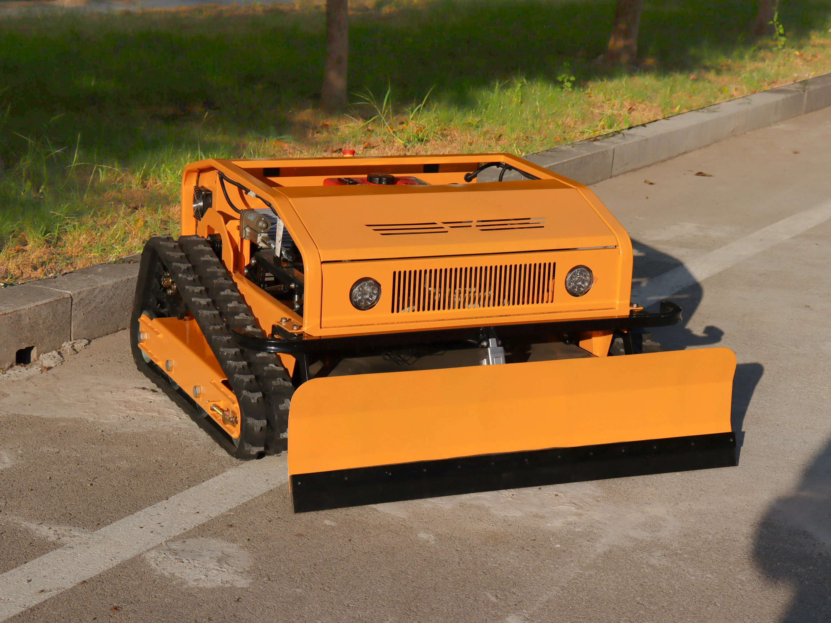 Kosiarka zdalnie sterowana, w pełni automatyczne wspinanie się po zbocza, gotowa do użytku w domu na ogrodzie z uchylnymi terenami, kosiarka RC 800 mm, idealna do zboczy.