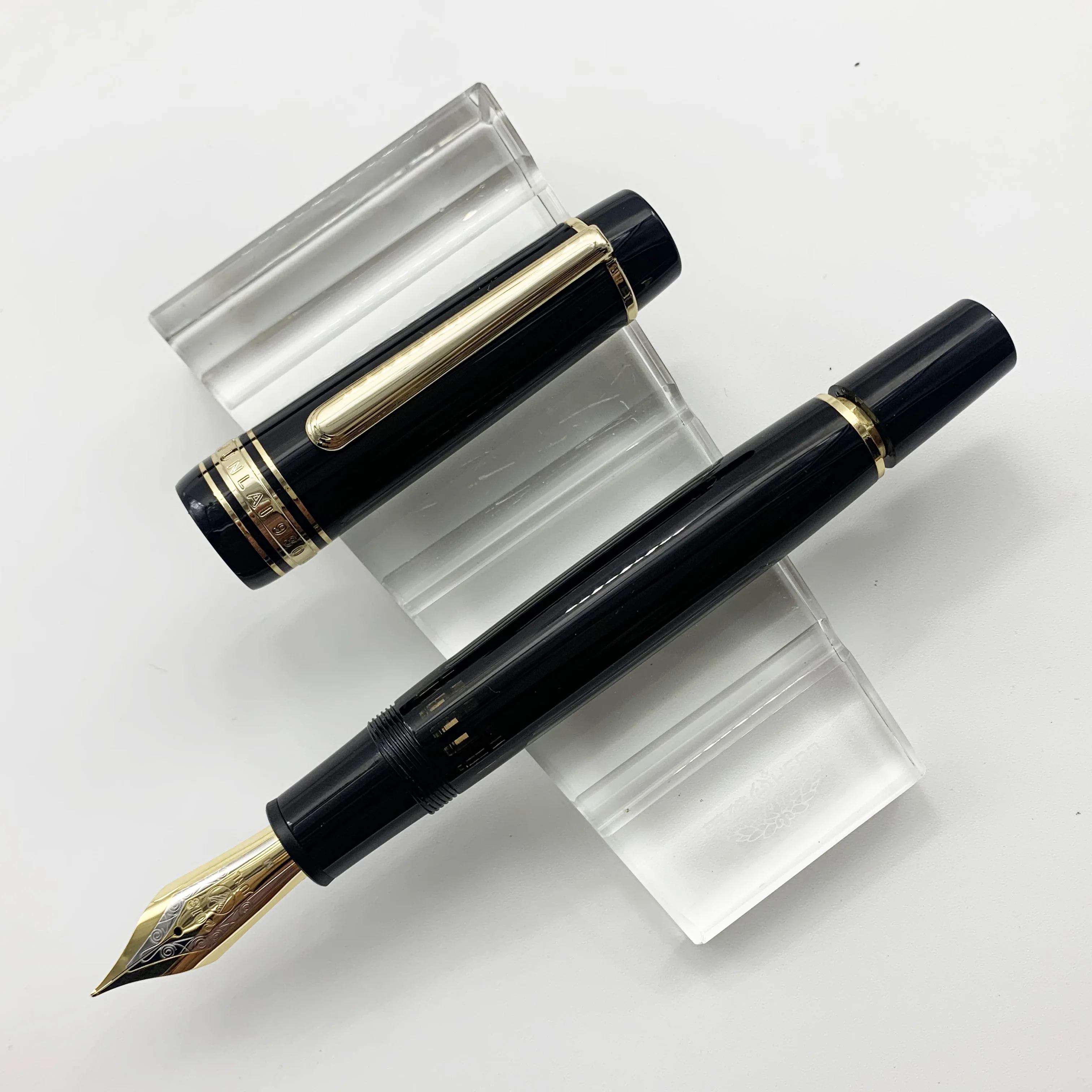 

WingSung Large 930 Resin Piston Fountain Pen N0.9 Iraurita F/M/B Nib Gold/Silver Clip Business Student Writing Gift Junlai Pen