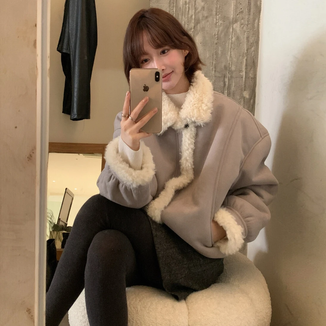 Koreański płaszcz z kołnierzem z ciepłego futra jagnięcego, elegancki płaszcz zimowy damski, casualowa odzież wierzchnia w stylu streetwear.