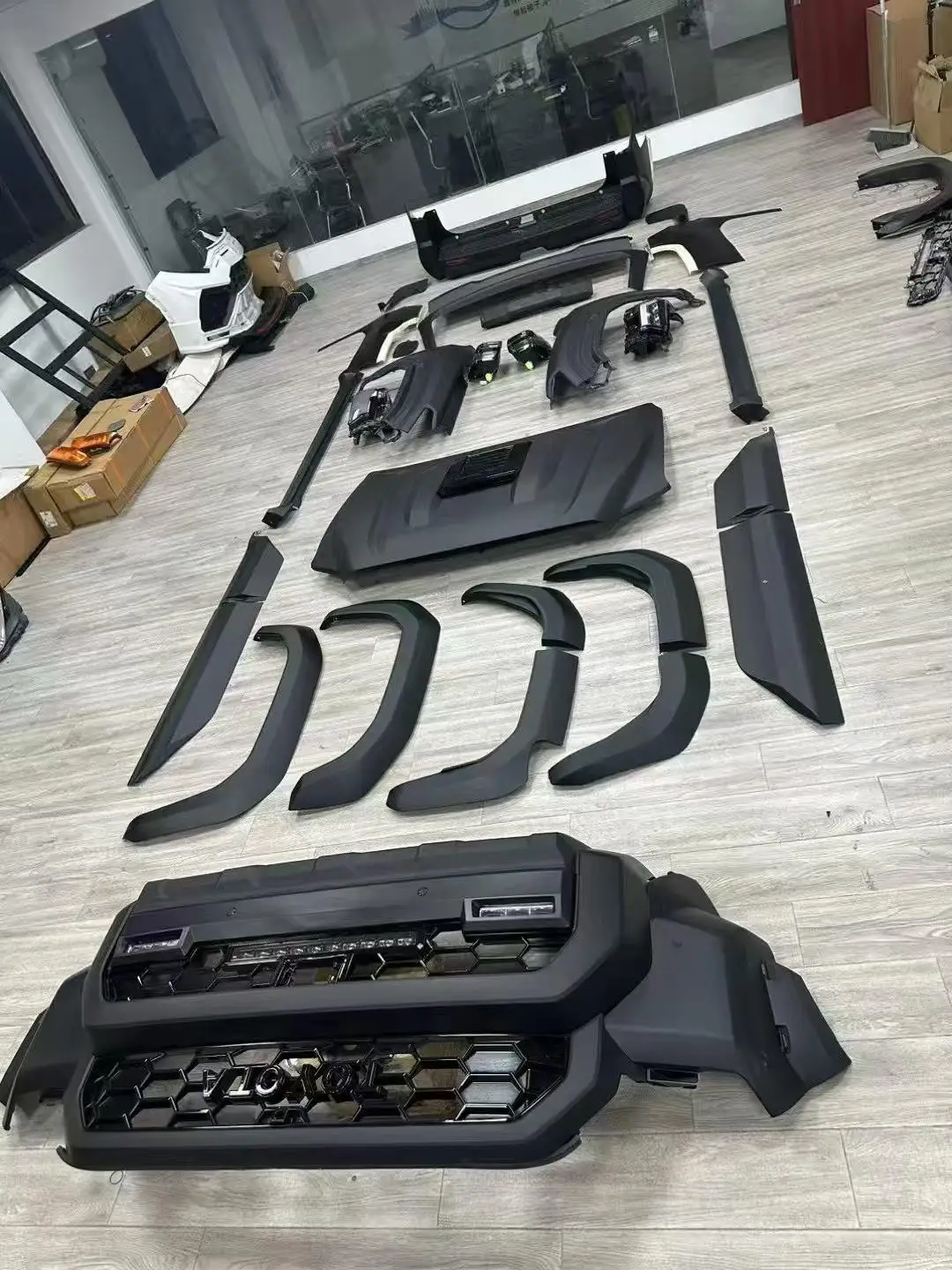 

New body kit Suitable for Toyota 4 runner upgrade, new runner 1:1 new kit, with hood. Fender, tail gate, runner updated body kit