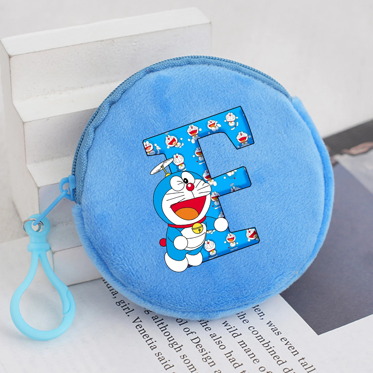 Doraemon monederos redondos de felpa A-Z bolsa de almacenamiento de letras lindo Anime azul Mini bolsa Kawaii dibujos animados impreso bolsa con cremallera nuevo regalo para niños