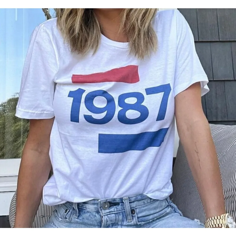 Ekskluzywna koszulka retro vintage z lat 80., stylizowana na lata 90., w kolorze czerwonym, streetwearowa, z okrągłym dekoltem, krótkim rękawem, bawełniana, unisex.