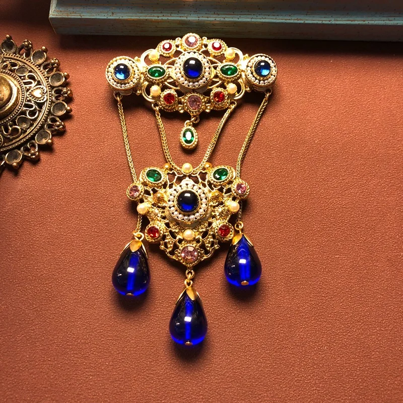 

Vintage Palace Hollow Colored Gemstone Tassel Women's Brooch Designer Luxury Medieval Shiny Gemstone Women's Brooch