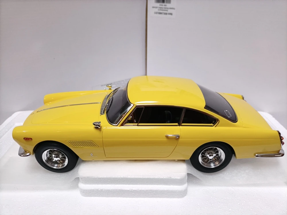 Matrix 1:18 250GT/E 2+2 Coupe Pininfarina 1960 Yellow Vintage Car Simulation Limited Edition Resin Metal Static Car Model Toy