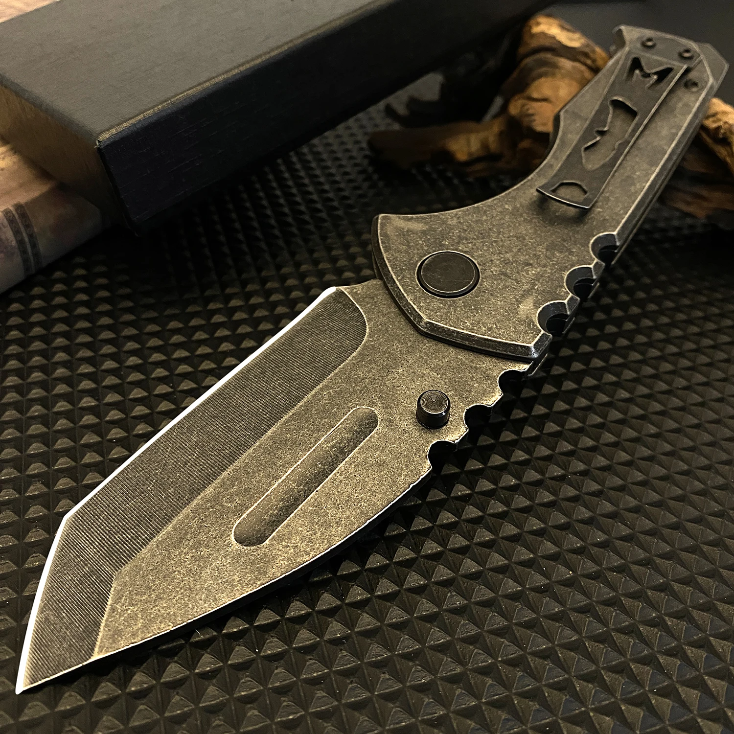 Coltello multiuso pieghevole con lama in acciaio inossidabile, finitura effetto pietra, manico ergonomico, strumento manuale compatto per attività all’aperto e uso domestico.