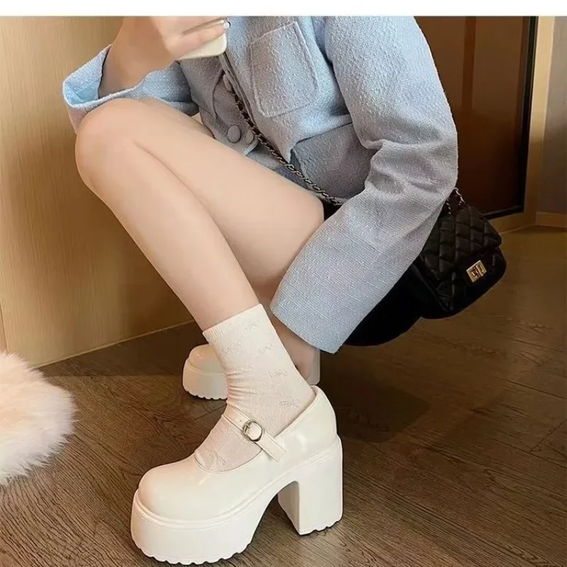 Modische Neue Dickbesohlte Retro-Schuhe mit Einzelknopfverschluss für Damen Vielseitige Wasserdichte Plateau-Damenschuhe mit Dickem Absatz – Detail 6