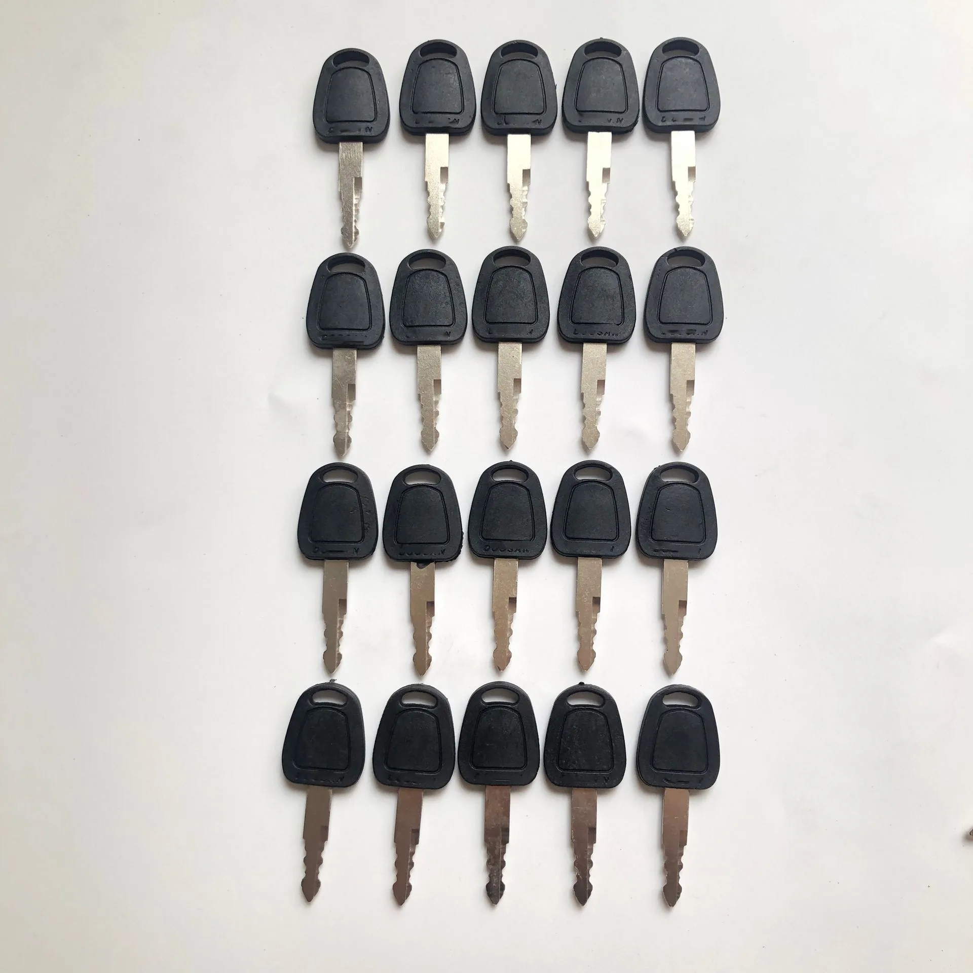 20PCS D100 Key 110702-00151 for Daewoo Terex Doosan Excavator Heavy Equipment D100 E900 ELI80-0125