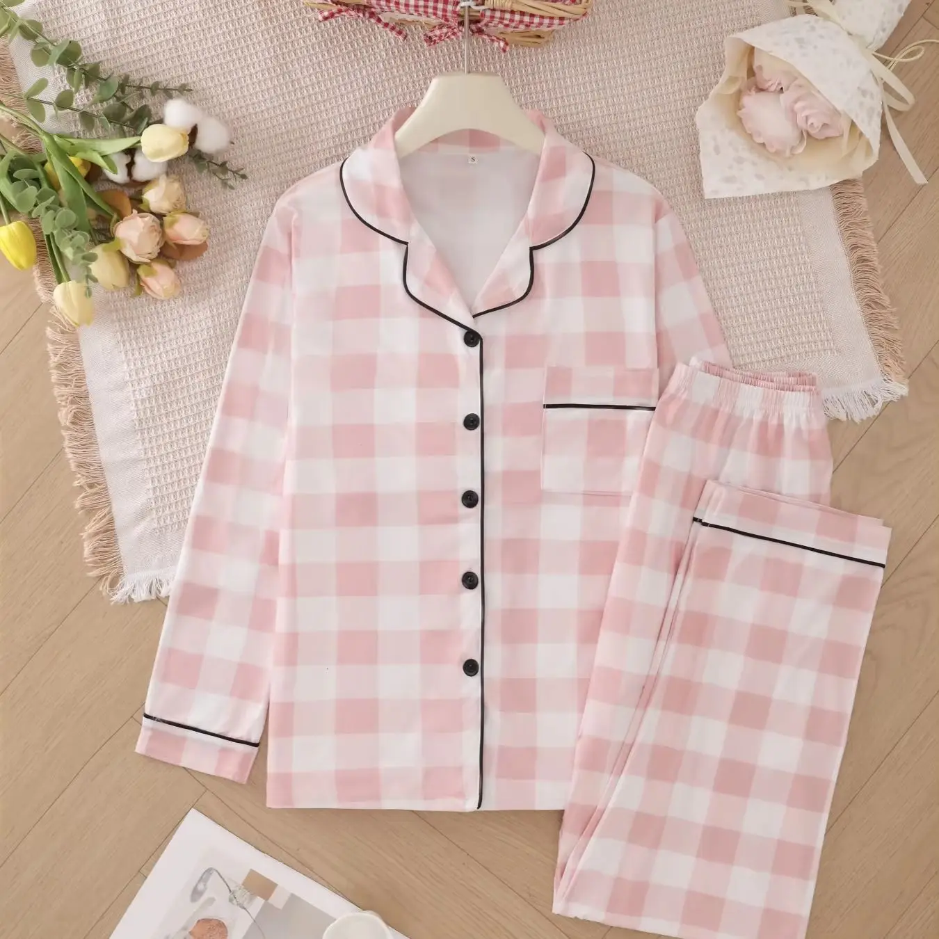 

Soft skin friendly pink checkered pajama set with long sleeves and lapels, comfortable and suitable for outdoor home wear