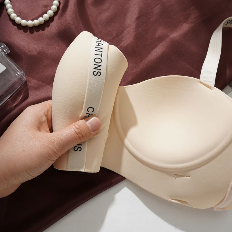 ملابس داخلية نسائية بدون خياطة صدر صغير يرفع لأعلى ولا تحتوي على حلقات سلك لتقليص الثديين الجانبيين وحزام حمالة الصدر