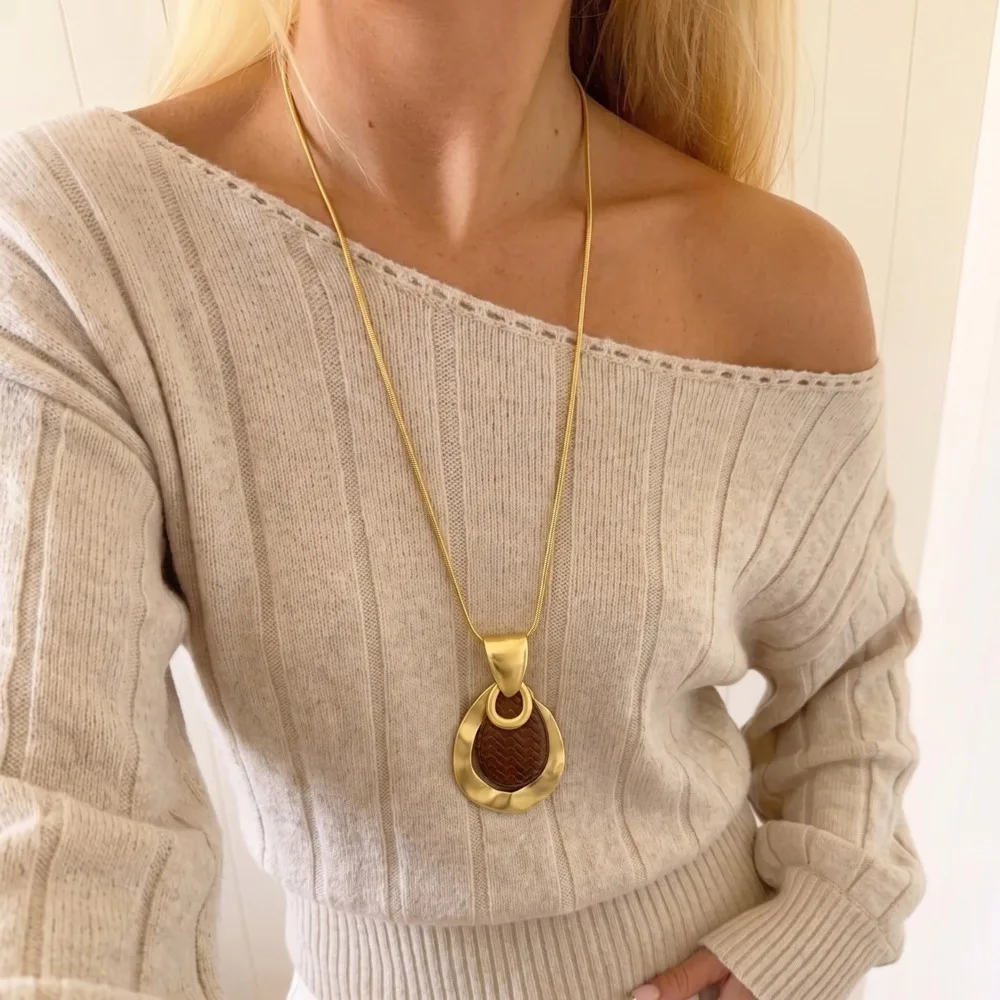 Bohemian Artistic Silver Tone Inlaid Zircon Brown Teardrop Pendant Necklace for Women Autumn Winter Countryside Vacation Jewelry