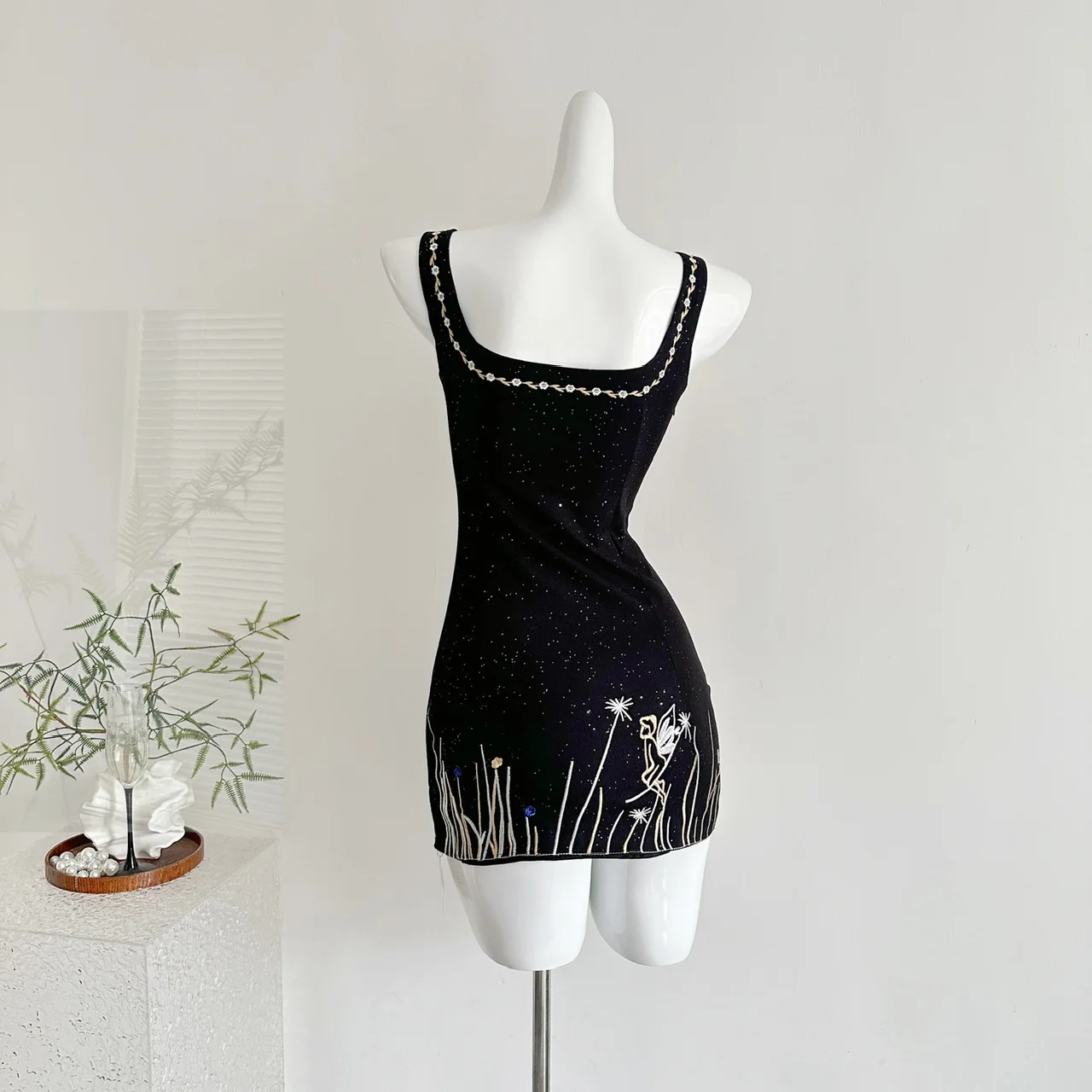 Letnia Damska Mini Seksowna Sukienka Y2k Wieczorowa Imprezowa Gyaru Bez Rękawów Modna Obcisła Estetyczna Haftowana Vintage Rozcięcie Cami