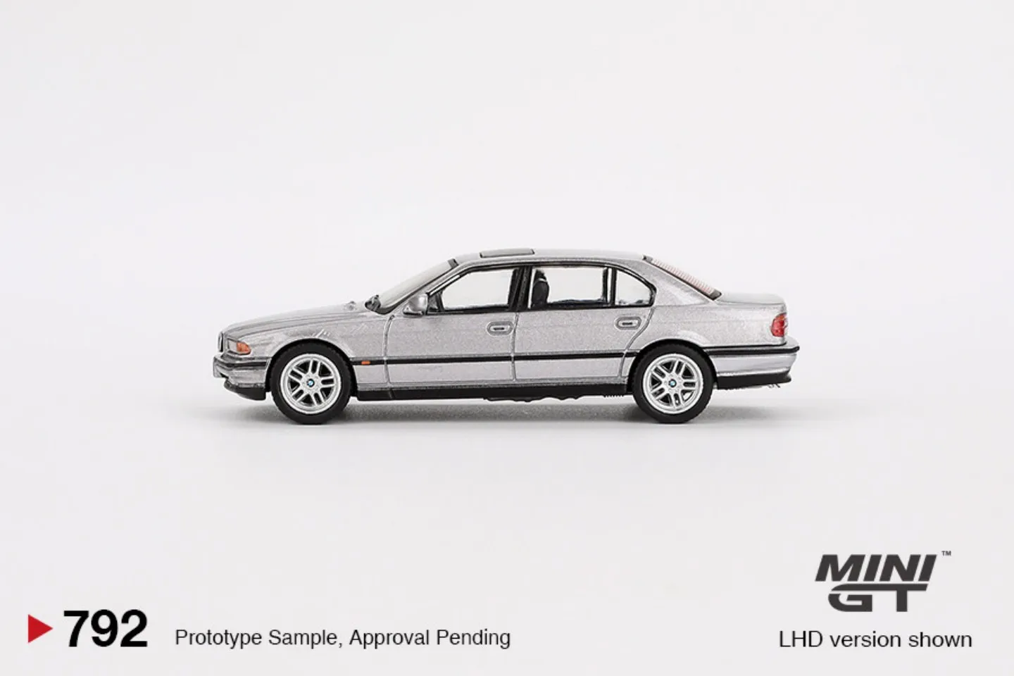 MINIGT 1/64 BMW 750IL Black Sapphire MGT01242-CH Car Alloy Toys Diecast Metal Model Kids Toys Boys image 5