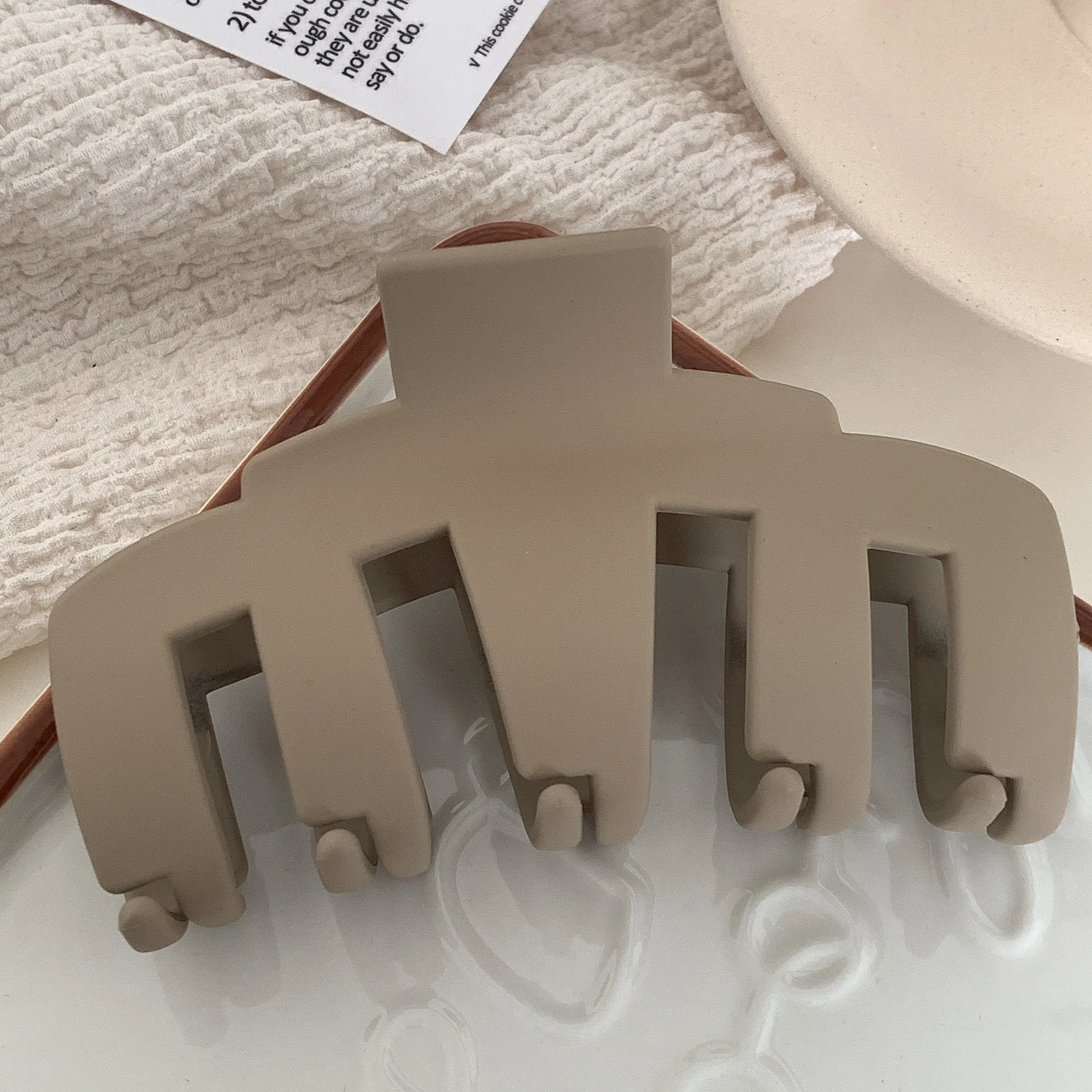 دبوس شعر نسائي أنيق بمشبك سمك القرش بتصميم هندسي غير لامع، أداة بسيطة لظهر الرأس للشعر السميك