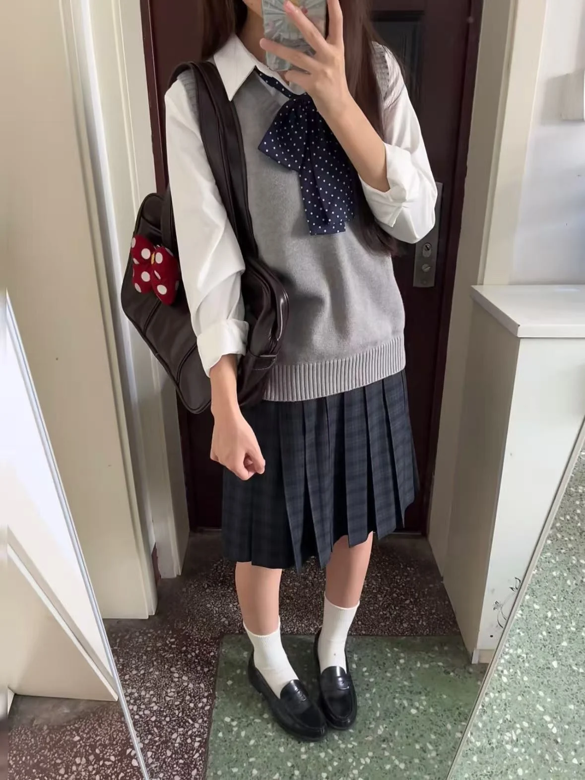 

Женский комплект: вязаный жилет с V-образным вырезом и юбка в стиле JK для школы, осенний повседневный комплект для кампуса, стандартный крой