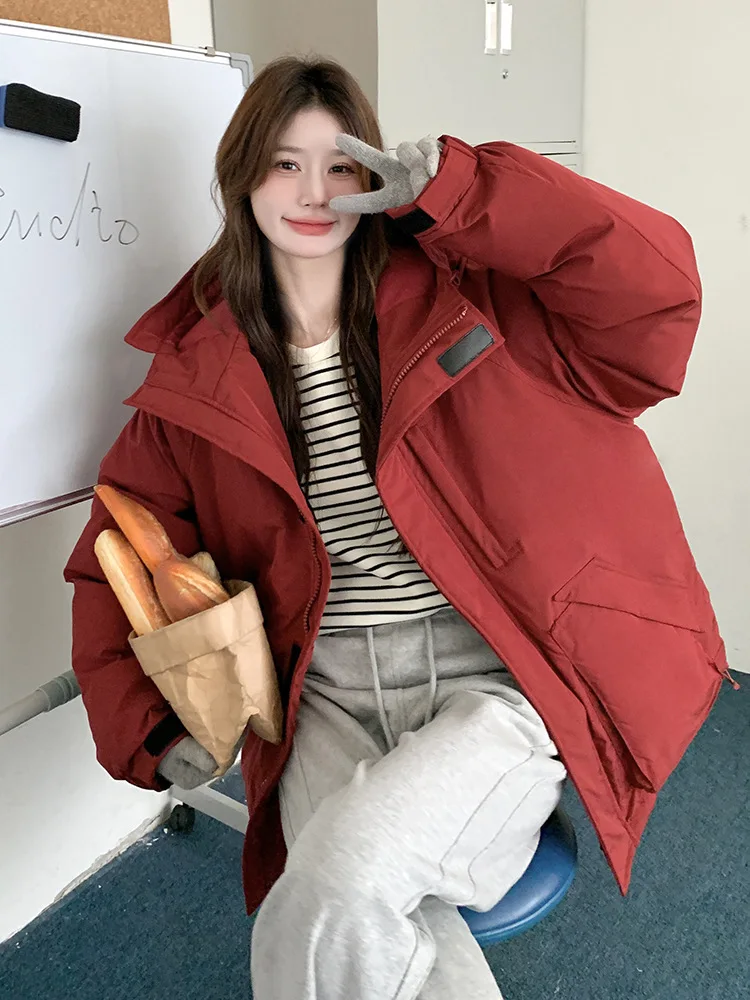سترة قطنية حمراء غير رسمية متعددة الاستخدامات لشتاء 2025 سترة جديدة فضفاضة بقلنسوة ملابس عمل سميكة سترة خبز قصيرة الطراز #6