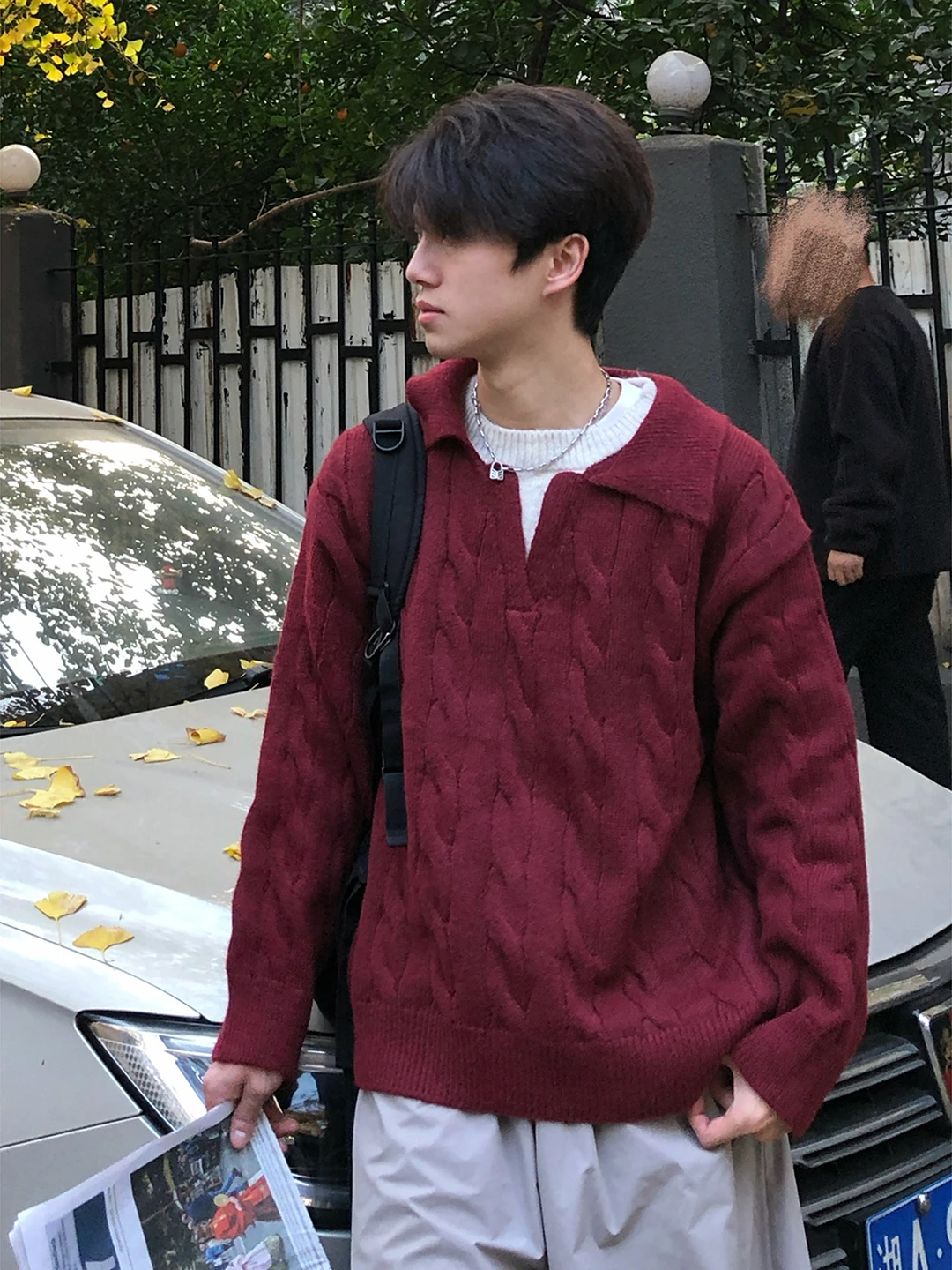 

Мужской свитер красного винного цвета с витым узором, зимний, молодежный, с воротником, имитация двухслойности, теплый, для ношения под одеждой.