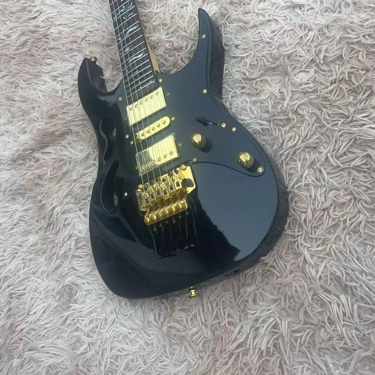 

Electric guitar with 6-string split body, black body, high gloss, rose wood fingerboard with white inlay, black protective plate