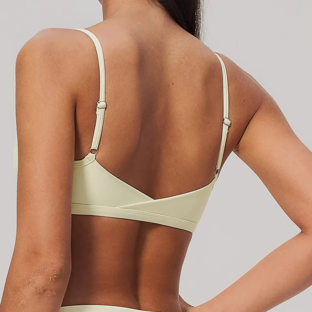 Sports Bra Women V-neck Beautiful Back Fitness Underwear Including Breast Pads High Elasticity Breathable Quick Dry Gym Yoga Bra