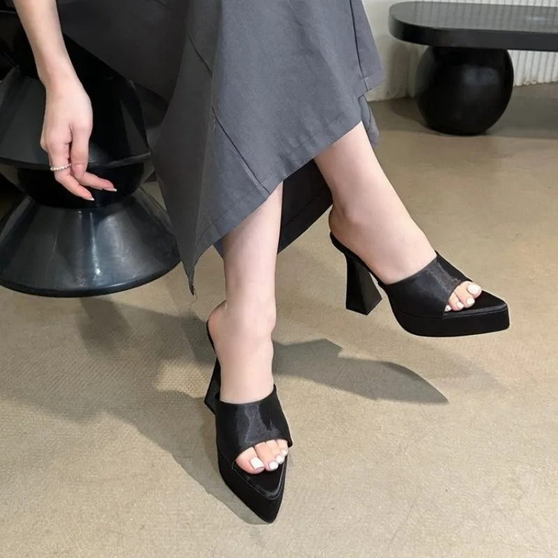 موضة جديدة لعام 2025 شباشب نسائية بكعب عالي صنادل مثيرة بمقدمة مدببة شباشب صيفية ماركة شباشب