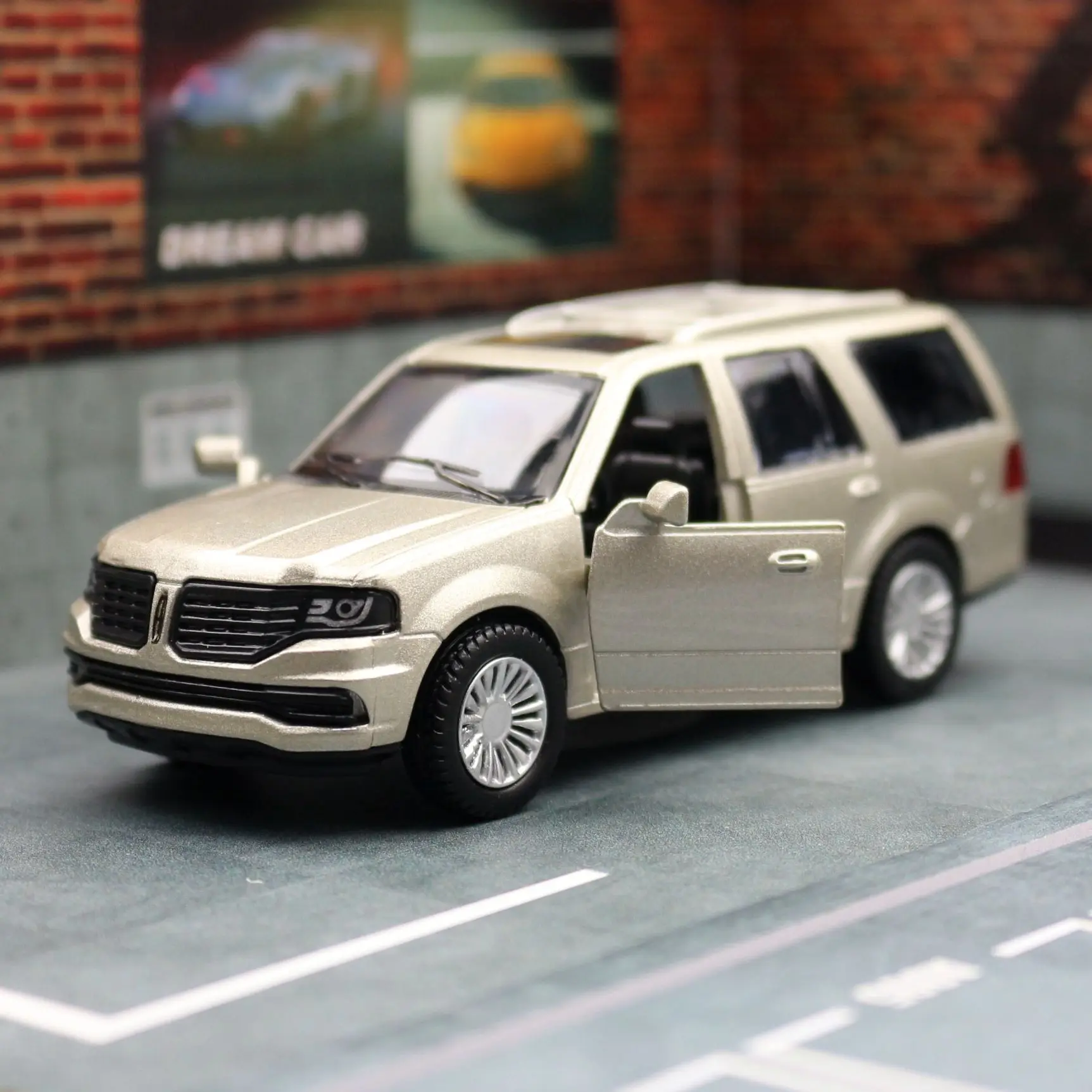 1/46 Lincoln Navigator SUV Toy Car Model For Children Diecast Metal Vehicle Miniature Pull Back Collection Gift Boy Match Box