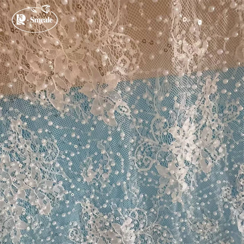 Perlenbesetzter Pailletten-Spitzenstoff, Kleine Blumenapplikation, Hochwertiger Glänzender Brautkleidstoff – Detail 5