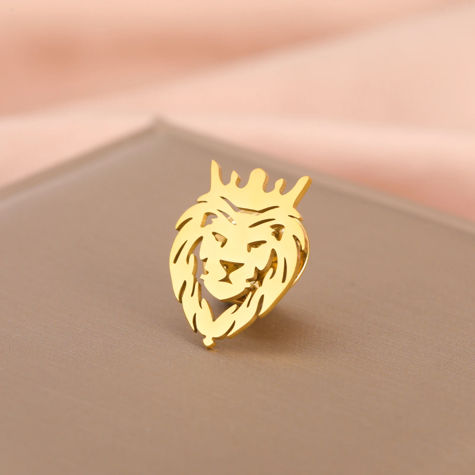 Cazador Stainless Steel Animal Crown Lion Pin Brooch for Men Women Suit Collar Badges Jewelry Wholesale New 2025 Trendy Gift