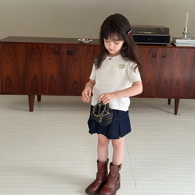 2025 الصيف الفتيات الملتوية زهرة قصيرة الأكمام تي شيرت المطرزة الملونة نقطة محبوك بدوره إلى أسفل طوق أعلى